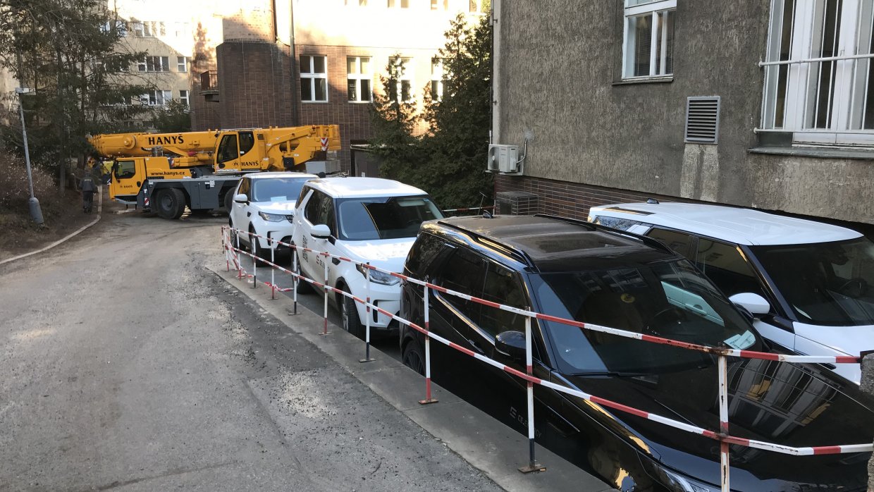 Společně s ní jede i těžká technika