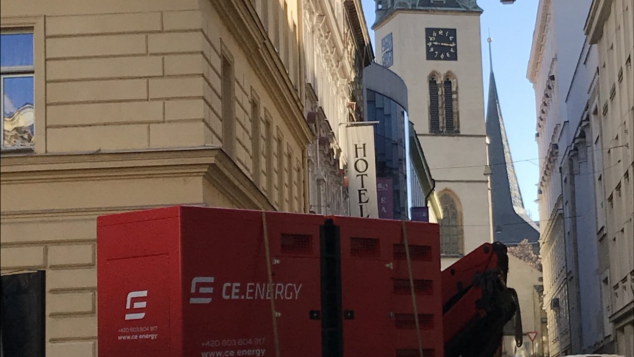 Elektrocentrála míří uličkami k nemocnici