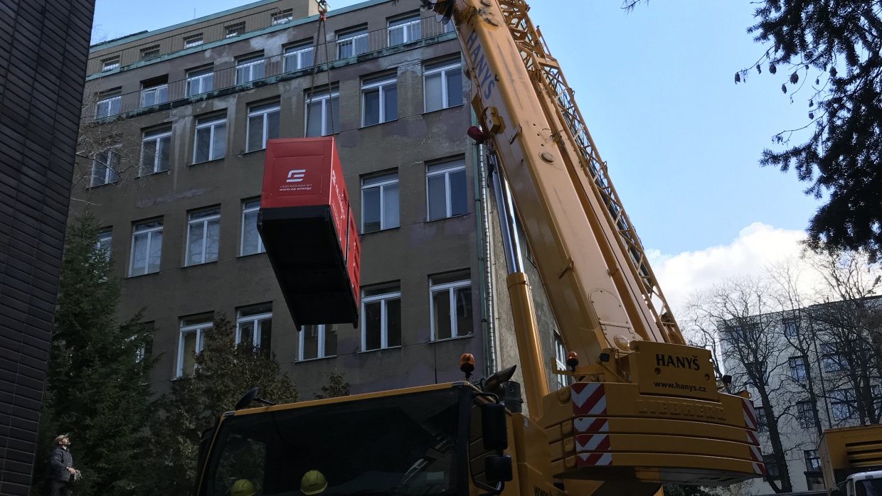 Díky jeřábu se záložní zdroj mobilní energie dostal na své místo