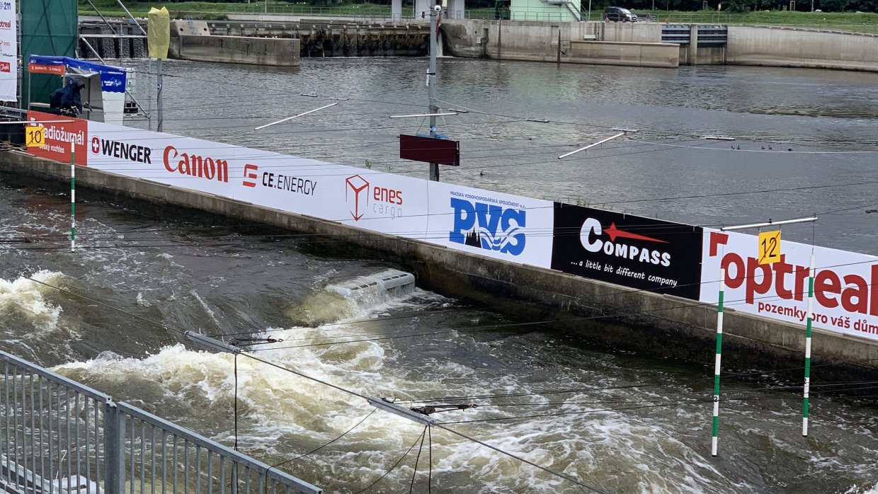 Proudy vody připomínají proudy energie na akci z našich zdrojů