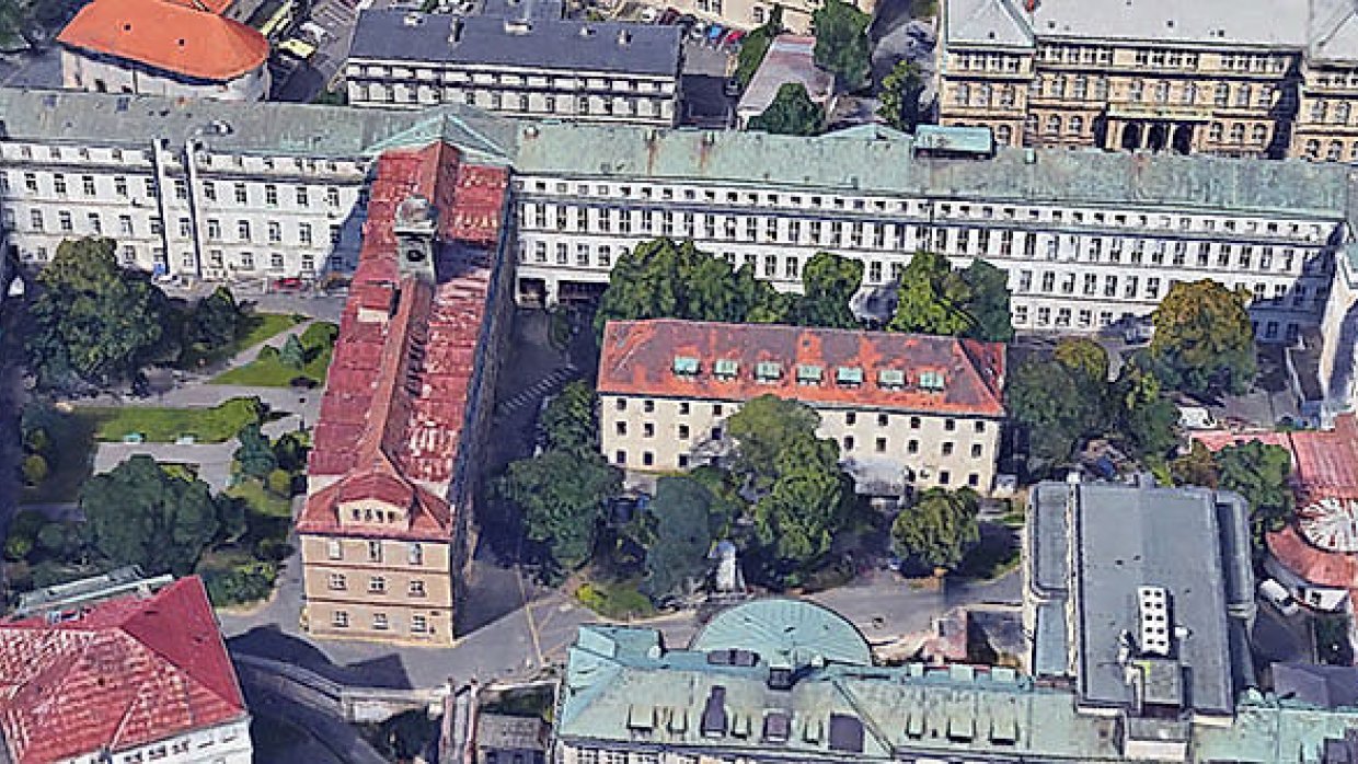 Rozlehlý areál Všeobecné fakultní nemocnice