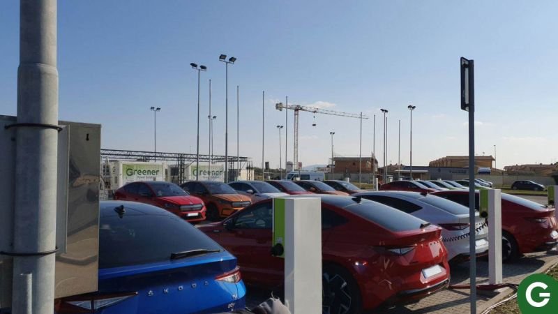 Parkoviště plné škodovek čeká na svou energii s battery boxů umístěných vzadu :-)