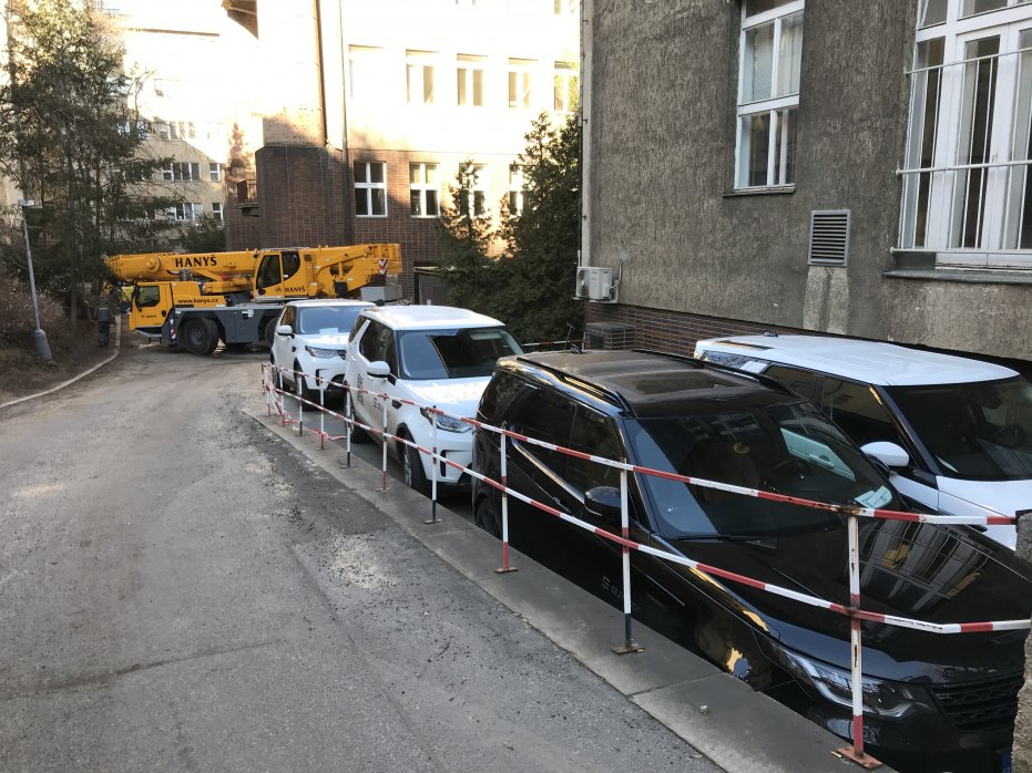 Společně s ní jede i těžká technika