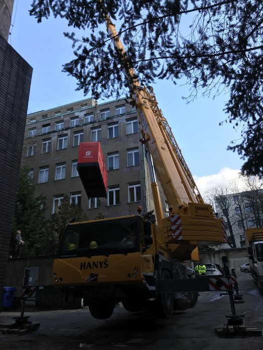 Opartným manévrem se elektrocentrála dostala na místo připojení