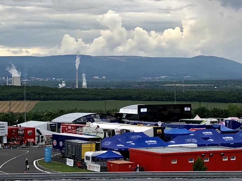 Naše stroje v paddocku.