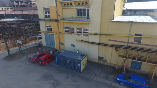 Nezabere na délku více než tři stání pro auta