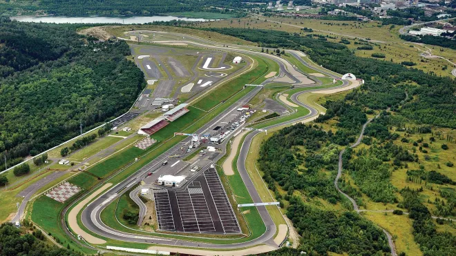 24. - 26.6. 2022 se na Autodromu v Mostě uskuteční Mezinárodní německý šampionát silničních motocyklů (IDM) a CE.ENERGY u toho nebude scházet.