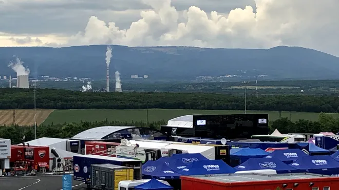 Naše stroje v paddocku.
