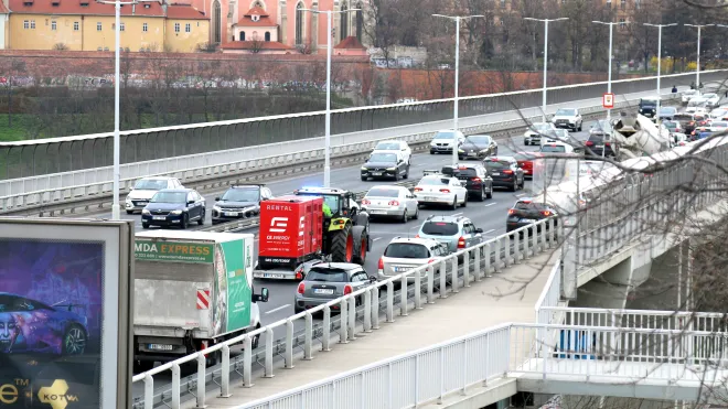 VIDEO: Prahou se řítil traktor s majákem. Nemocnice převážela agregát