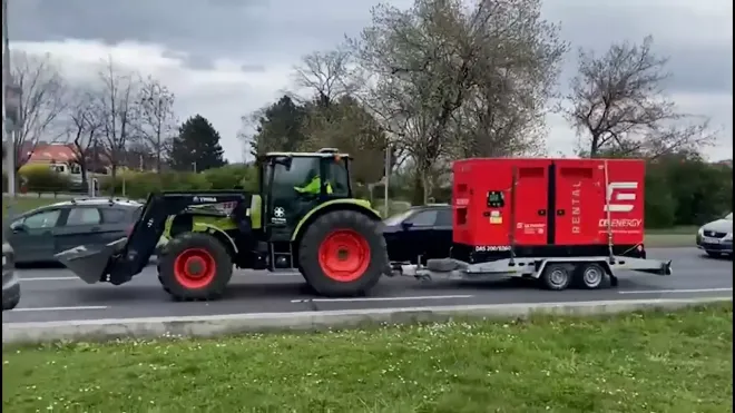 VIDEO: Prahou se řítil traktor s majákem. Nemocnice převážela agregát
