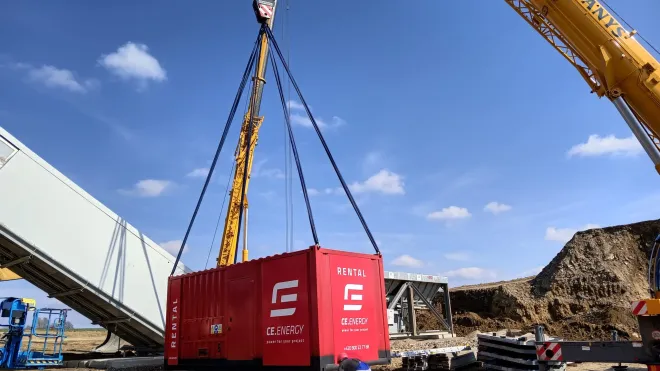 JARO = zvýšená aktivita živočichů, prodlužují se dny, kvetou rostliny a začíná čilý stavební ruch