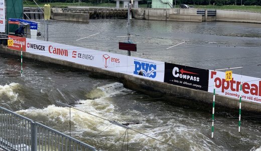 Proudy vody připomínají proudy energie na akci z našich zdrojů