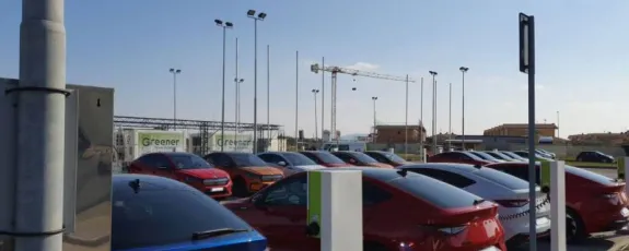 Parkoviště plné škodovek čeká na svou energii s battery boxů umístěných vzadu :-)