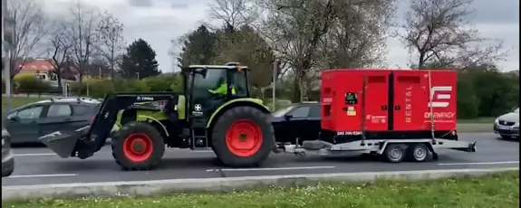 VIDEO: Prahou se řítil traktor s majákem. Nemocnice převážela agregát