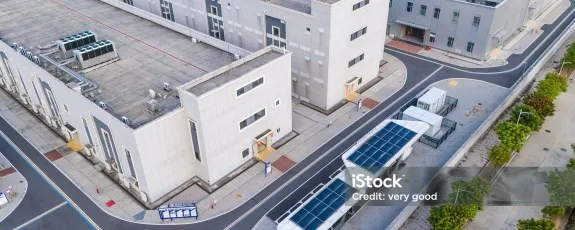 Cesta k energetické soběstačnosti: Firmy sázejí na vlastní výrobu a velkokapacitní úložiště